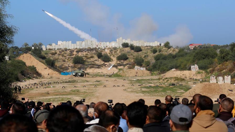 Milicianos de Gaza lanzan cohetes en simulacro militar Milicianos de Gaza lanzan cohetes en simulacro militar