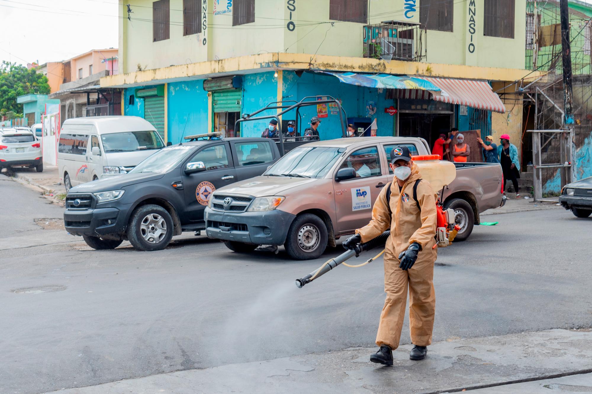 Una de las medidas adoptada por el gobierno fue la fumigación de las calles.