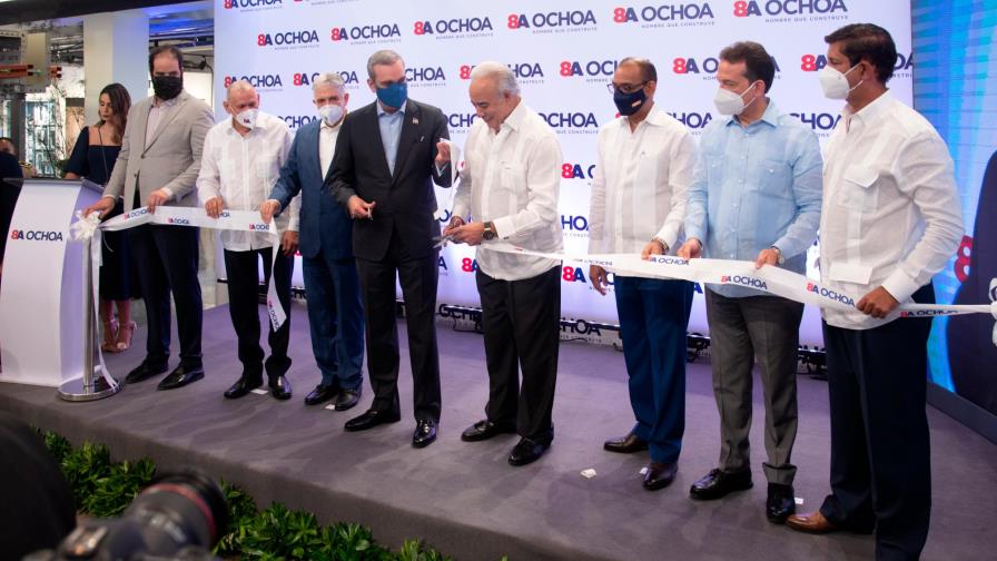 Presidente Abinader asiste a inauguración de un nuevo local de Ochoa