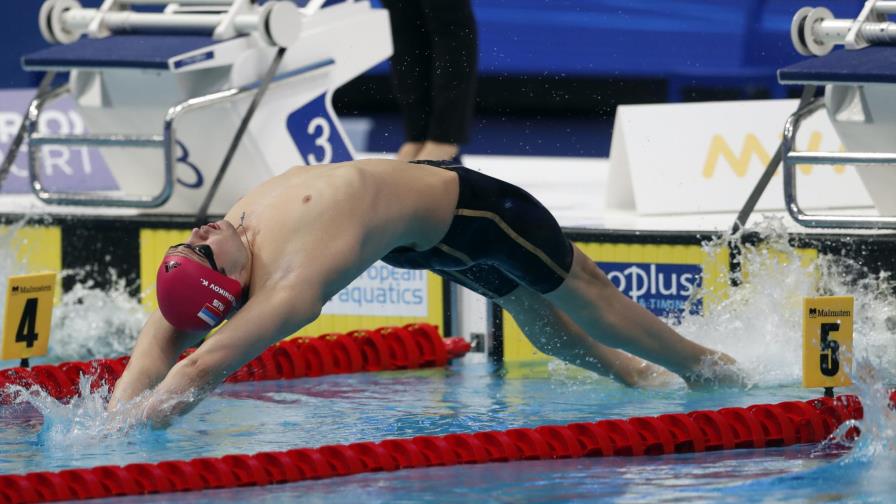 Kolesnikov rompe marca mundial 50 metros nado de espalda