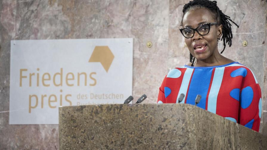 Escritora zimbabuense Tsitsi Dangarembga gana premio alemán