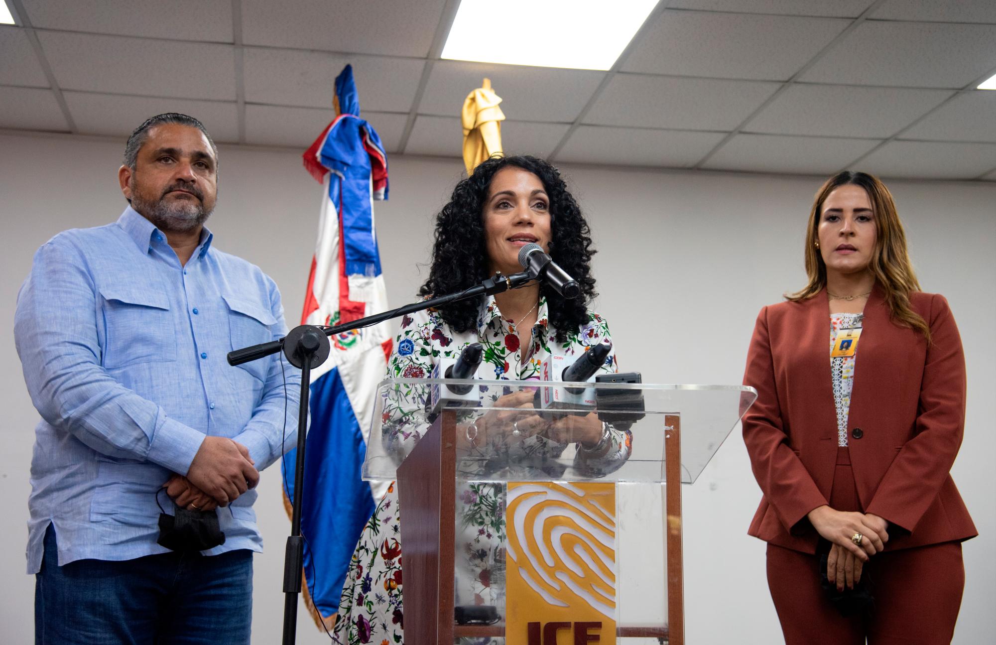 Desde la izquierda, los miembros titulares de la JCE: Samir Chami Isa y Patricia Lorenzo. A su izquierda la directora de Partidos Políticos, Lenis García.