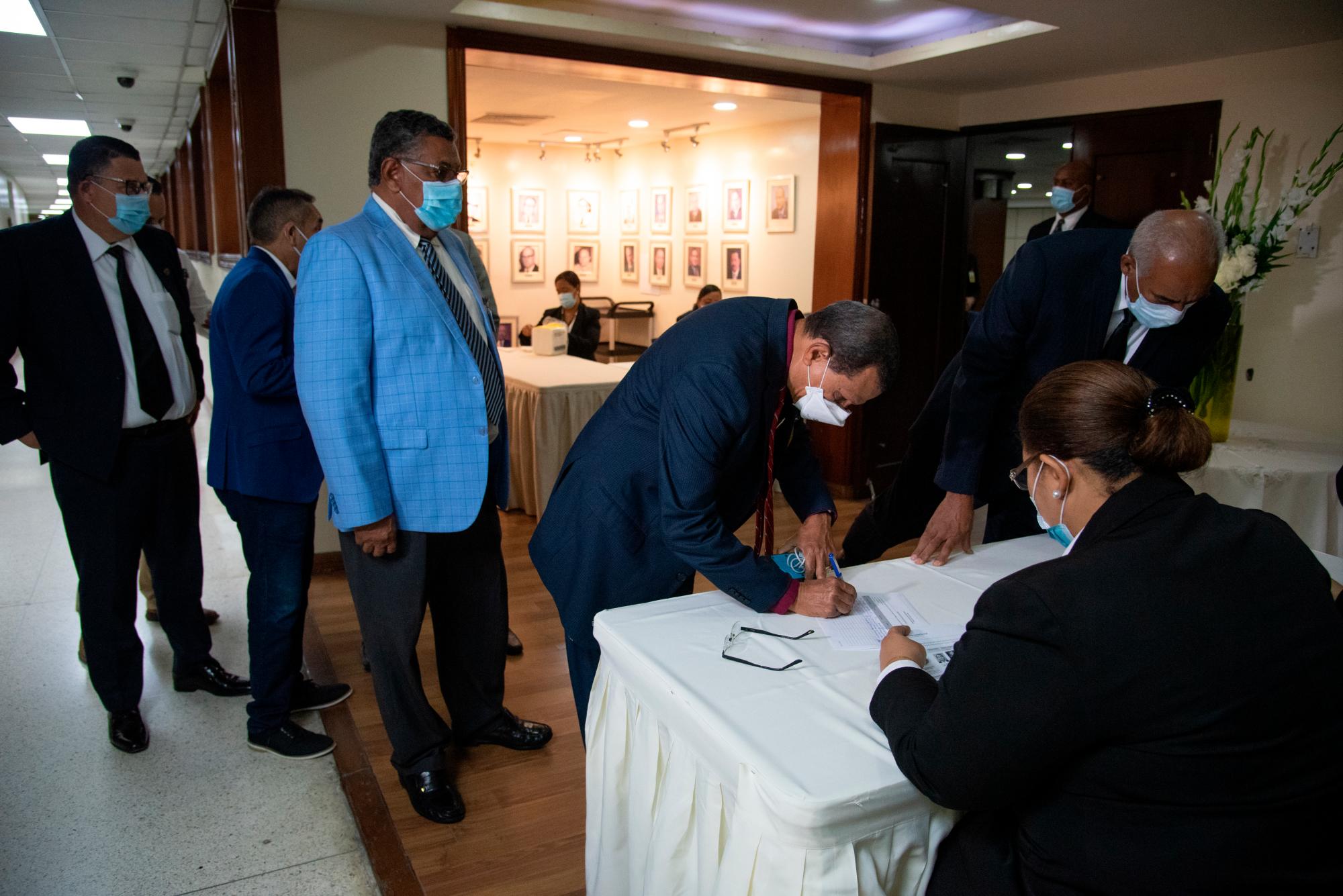 Delegados de los partidos políticos registrándose antes de asistir a la reunión de este viernes 15 de octubre de 2021 con los delegados de los partidos.