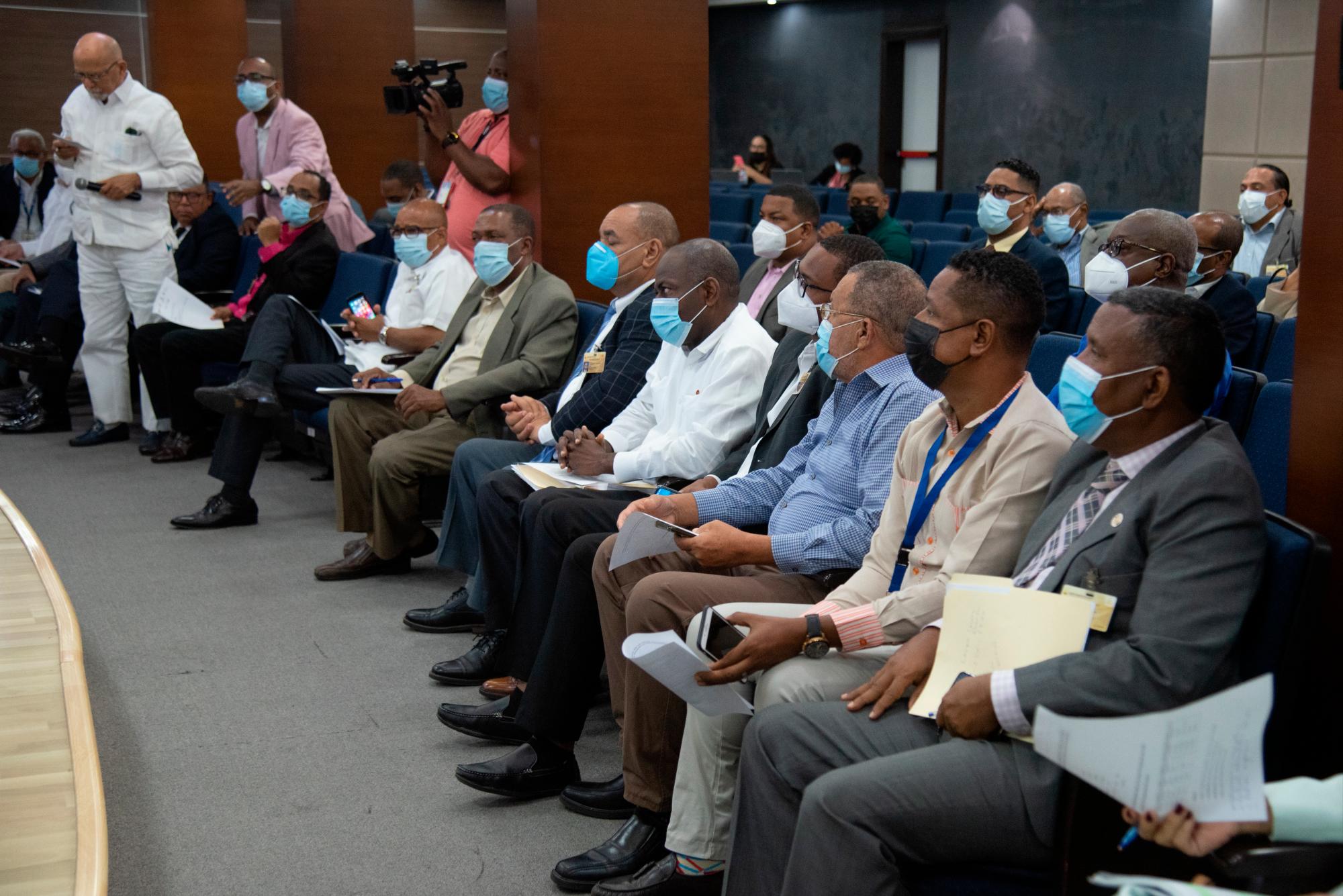 Delegados de los partidos en la reunión de este viernes 15 de octubre de 2021 con los delegados de los partidos.