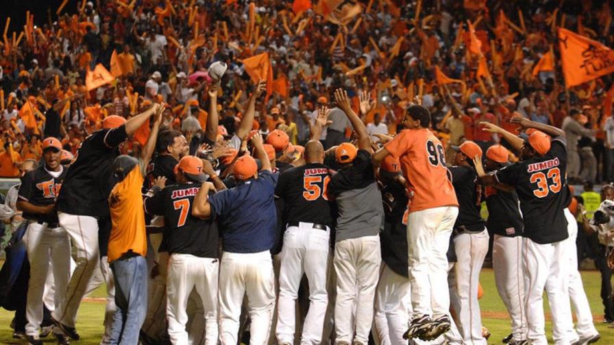 Una foto en las gradas del estadio Francisco Micheli cuesta 1.500 pesos a los fanáticos
