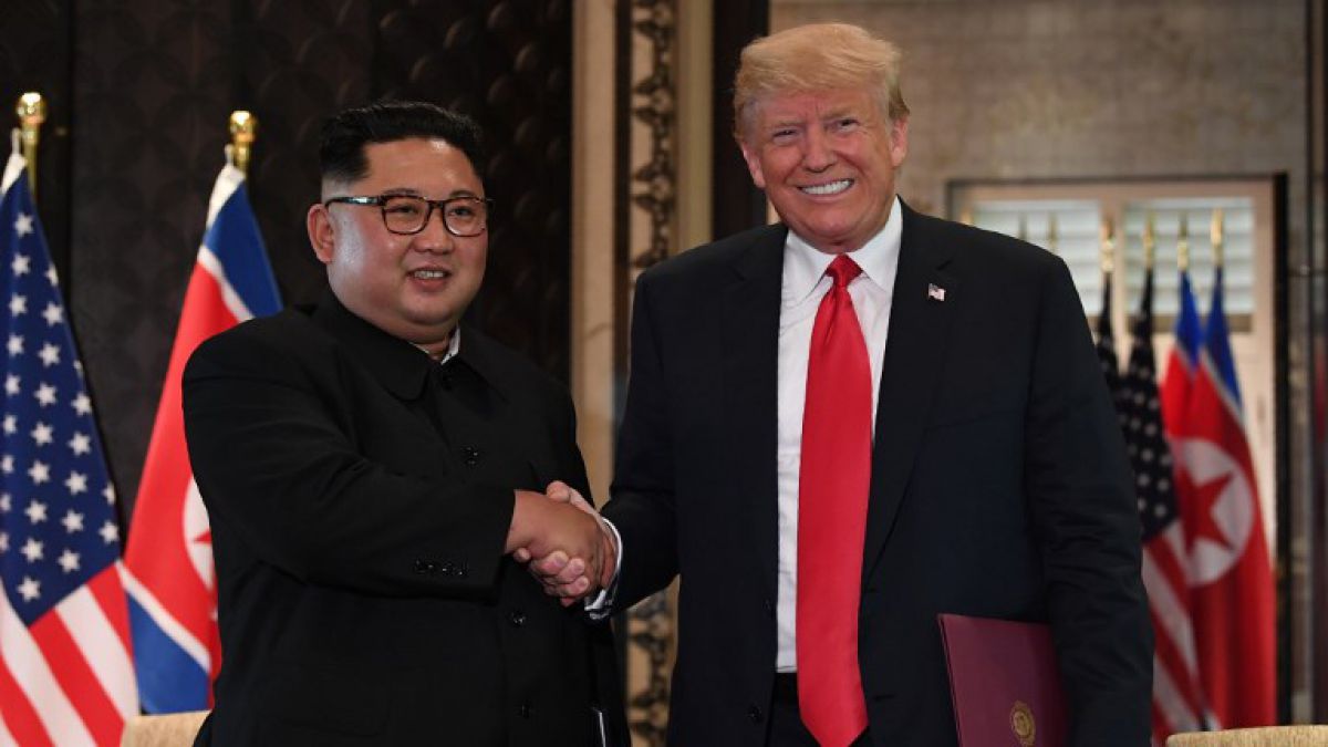 El encuentro entre el presidente de Estados Unidos, Donald Trump, y el Líder Supremo de Corea del Norte, Kim Jong-un, el 12 de junio de 2018 en Singapur fue histórica, ya que nunca antes los máximos mandatarios en ejercicio de ambos países se habían reunido.