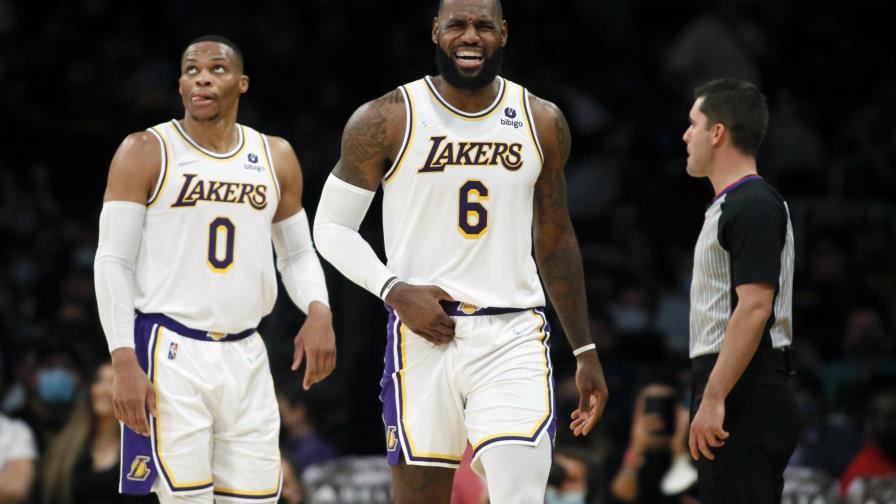 LeBron James sale de protocolo de COVID-19