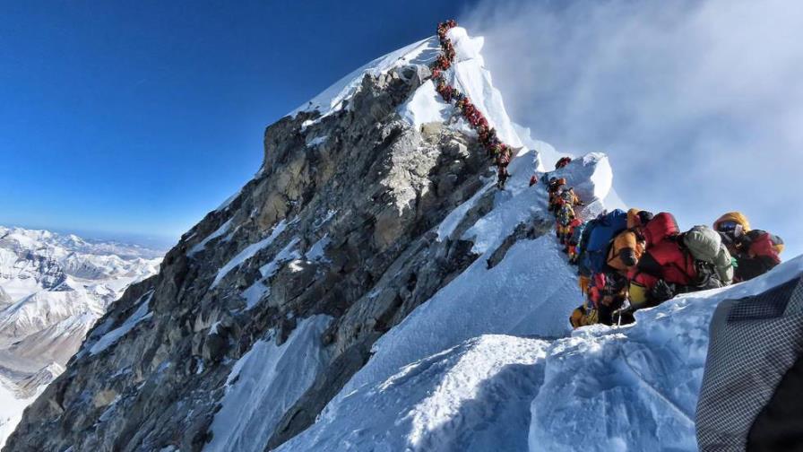 Hombre muere poco después de alcanzar la cima del Everest