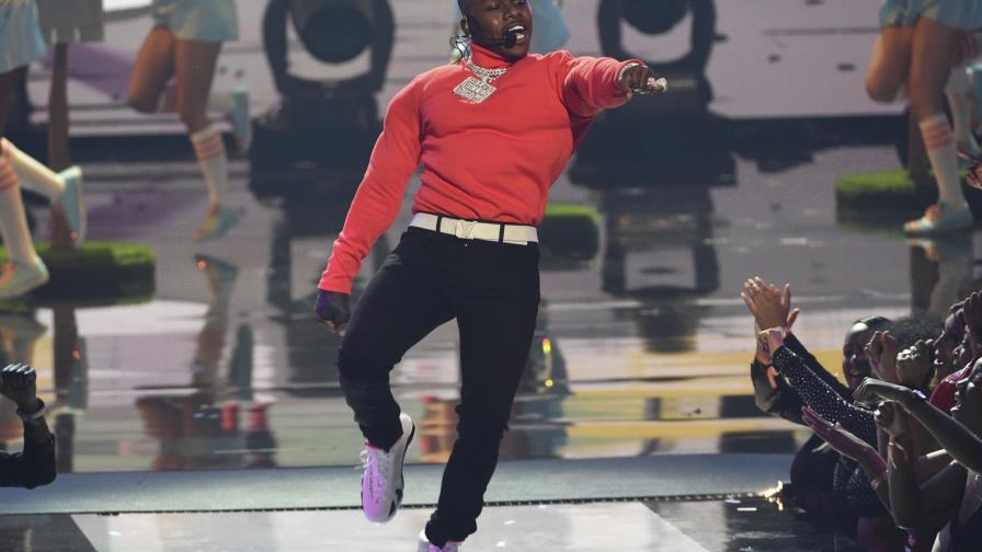 Detienen a rapero DaBaby después de entrega de juguetes