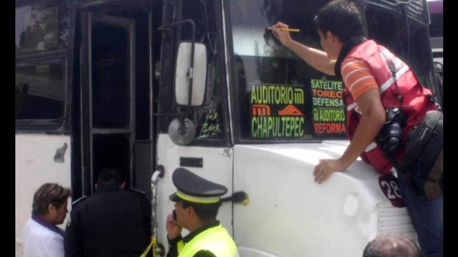 Mueren siete personas al volcar un autobús durante un robo en México