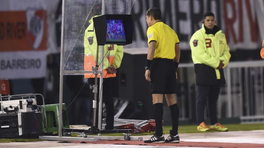 El fútbol autoriza elevar de tres a cinco cambios por juego de forma transitoria