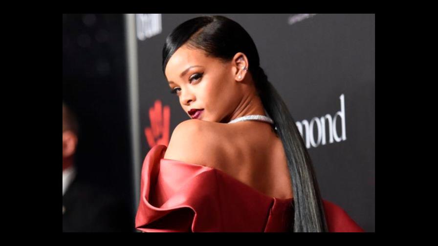 Rihanna alborota las redes sociales posando en topless