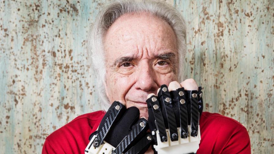 Después de 20 años, pudo volver a tocar el piano gracias a unas manos biónicas