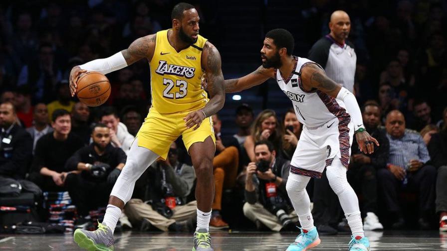 Jugadores de Lakers y Nets acaban cuarentena sin síntomas de COVID-19