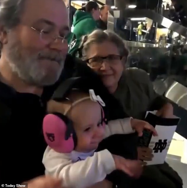Vista de la niña junto a sus abuelos. 