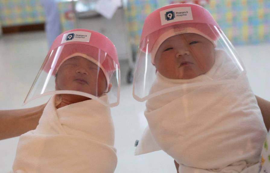 Protectores faciales contra coronavirus para recién nacidos en hospitales tailandeses