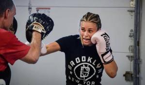 La influencer de la UFC pasa al violento boxeo sin guantes por dinero y para dejar de ser una cara bonita