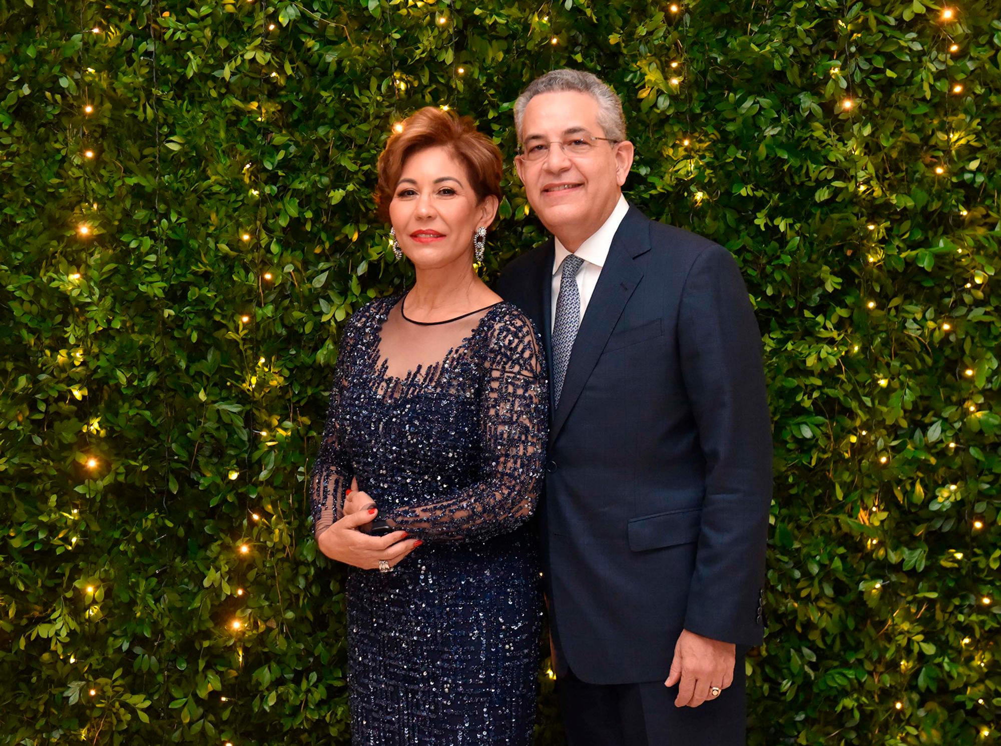 Mechi Contreras de Valdez y Ricardo Valdez Albizu.