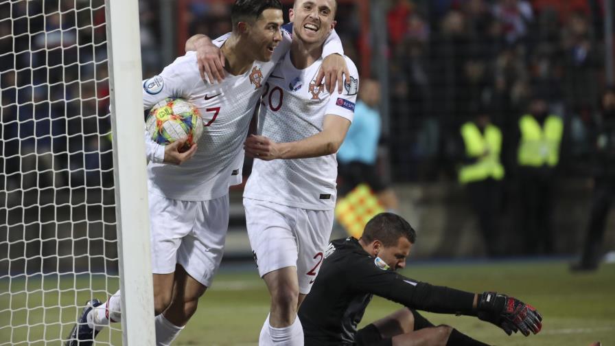 Cristiano anota su 99no gol y Portugal avanza a la Euro 2020