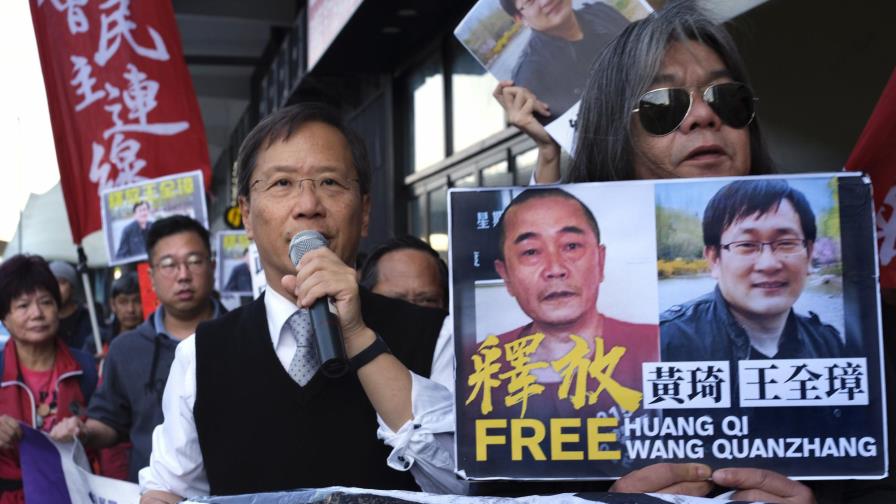 China libera a abogado de derechos humanos, según su esposa
