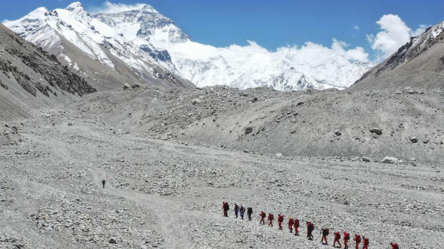 China cancela subida a Everest para evitar casos de COVID-19