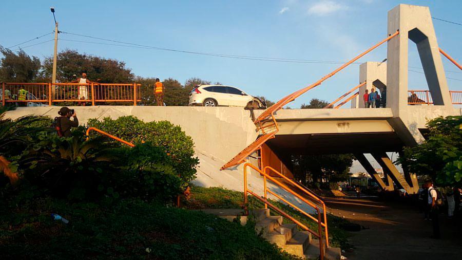 ¡Por poco no lo cuenta! Conductor de yipeta pierde el control y destroza verja del puente Juan Carlos 