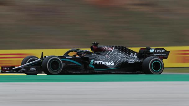 Hamilton gana en Portugal, bate récord de victorias en la F1