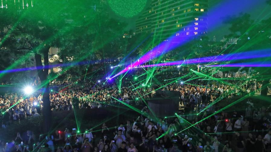 Condenan a joven en Hong Kong por portar apuntador láser