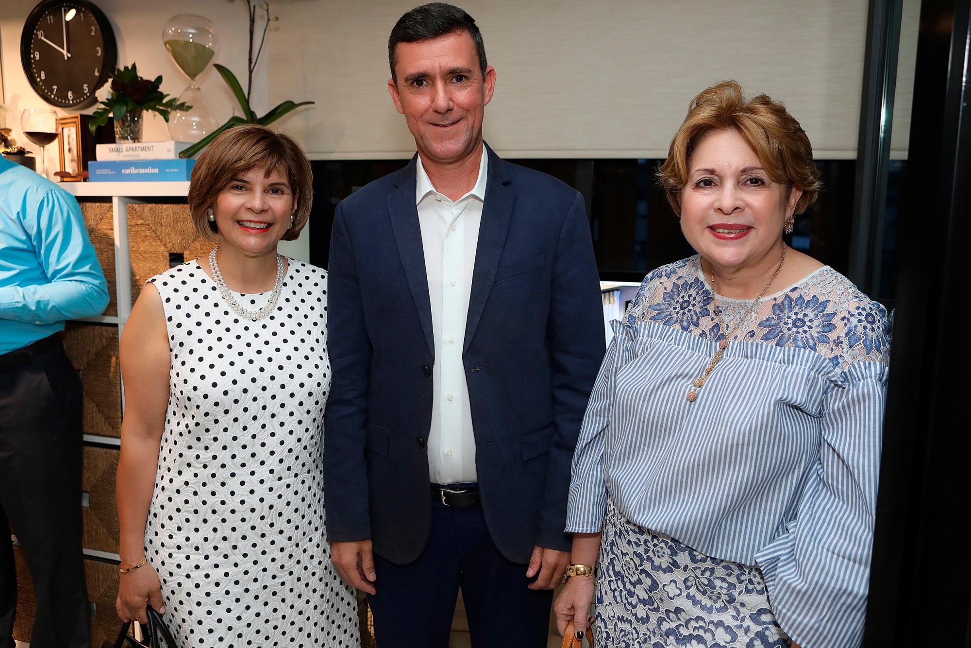 Susy Guzmán, Padre William y Carmen Saba.