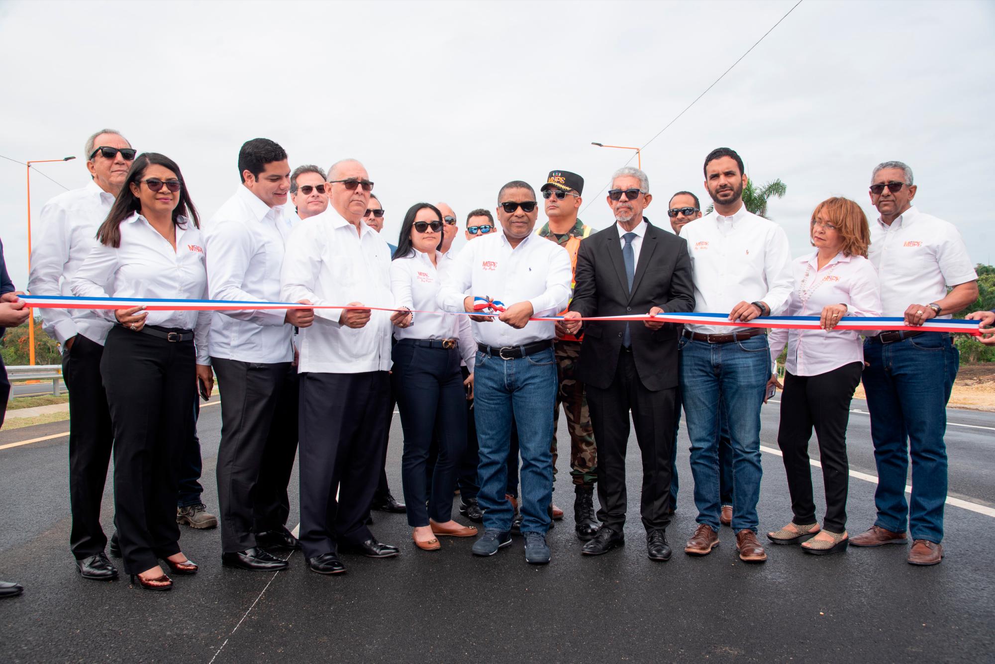 El Ministro ramón Pepín, corta la cinta para dejar inaugurado el tramo 2-B de la Circunvalación Santo Domingo