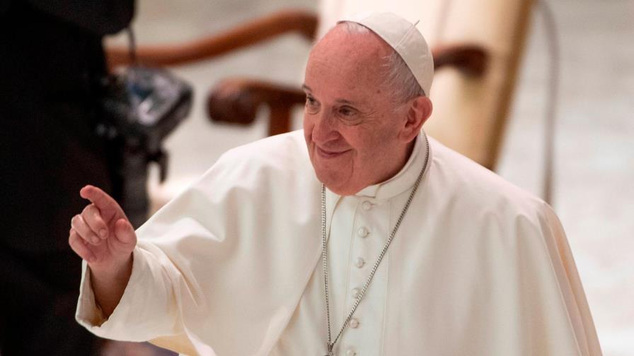 El papa reaparece con ciática y denuncia la muerte por frío de un sintecho