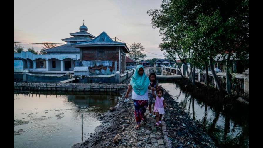 Los pueblos indonesios que se hunden en primera línea de la crisis climática