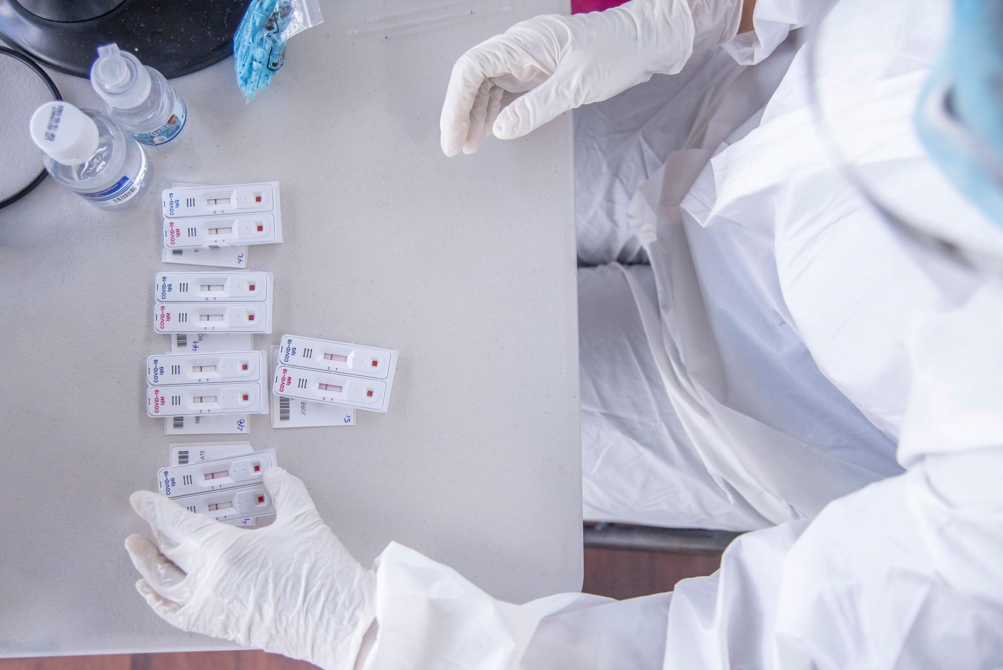 Un miembro del equipo de Salud Pública espera resultados en la unidad de pruebas rápidas. Se realizaron pruebas rápidas a aquellos pacientes que califiquen con el protocolo, con fines de determinar si califican para la realización de una PCR.