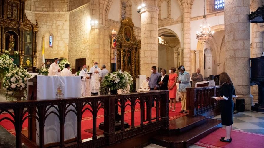 El papa exhorta a periodistas a salir de las redacciones y buscar las noticias en la gente