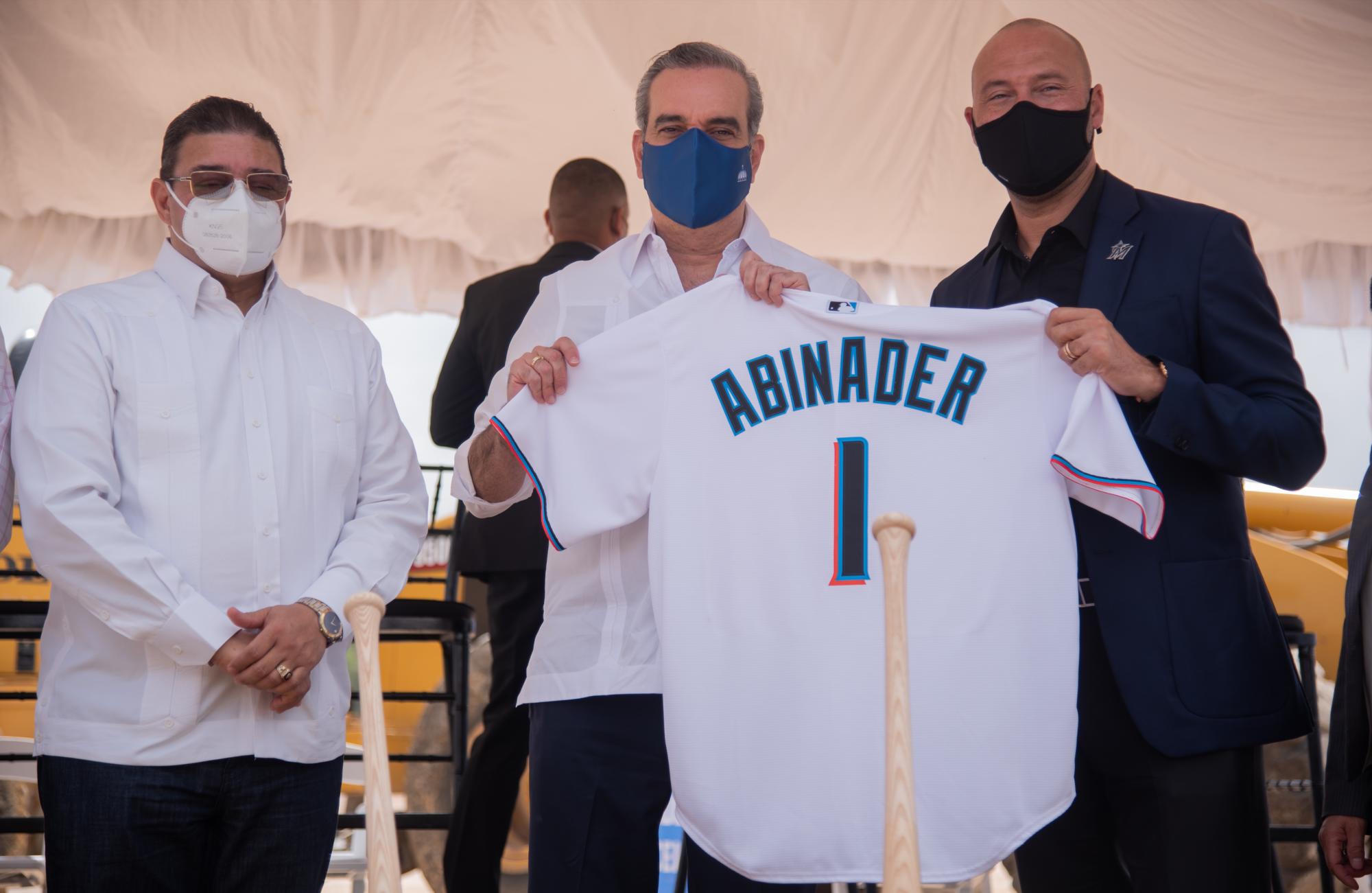 El presidente Luis Abinader recibió una chaqueta con el dorsal número 1 de manos del exgrandeliga Derek Jeter (Foto: Eddy Vittini)