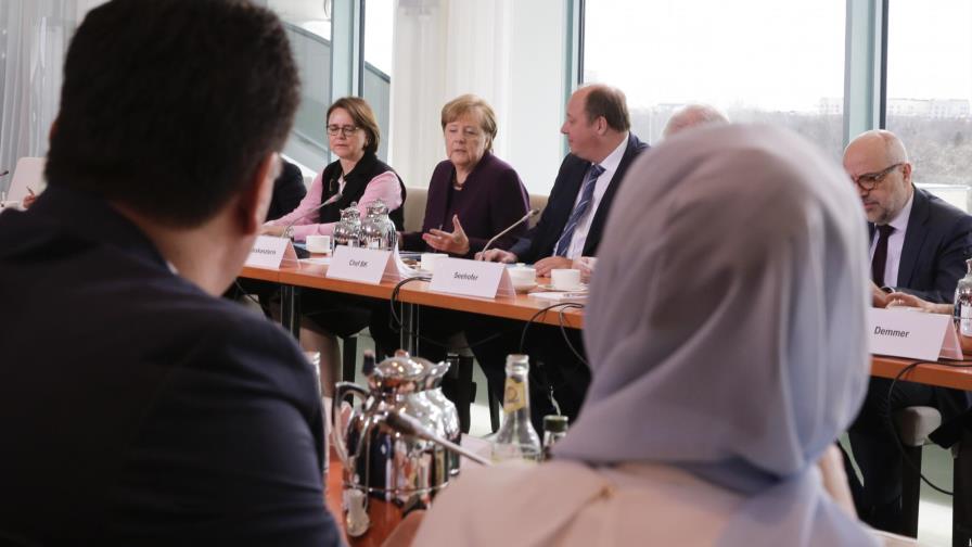 Merkel busca calmar a migrantes tras ataques racistas