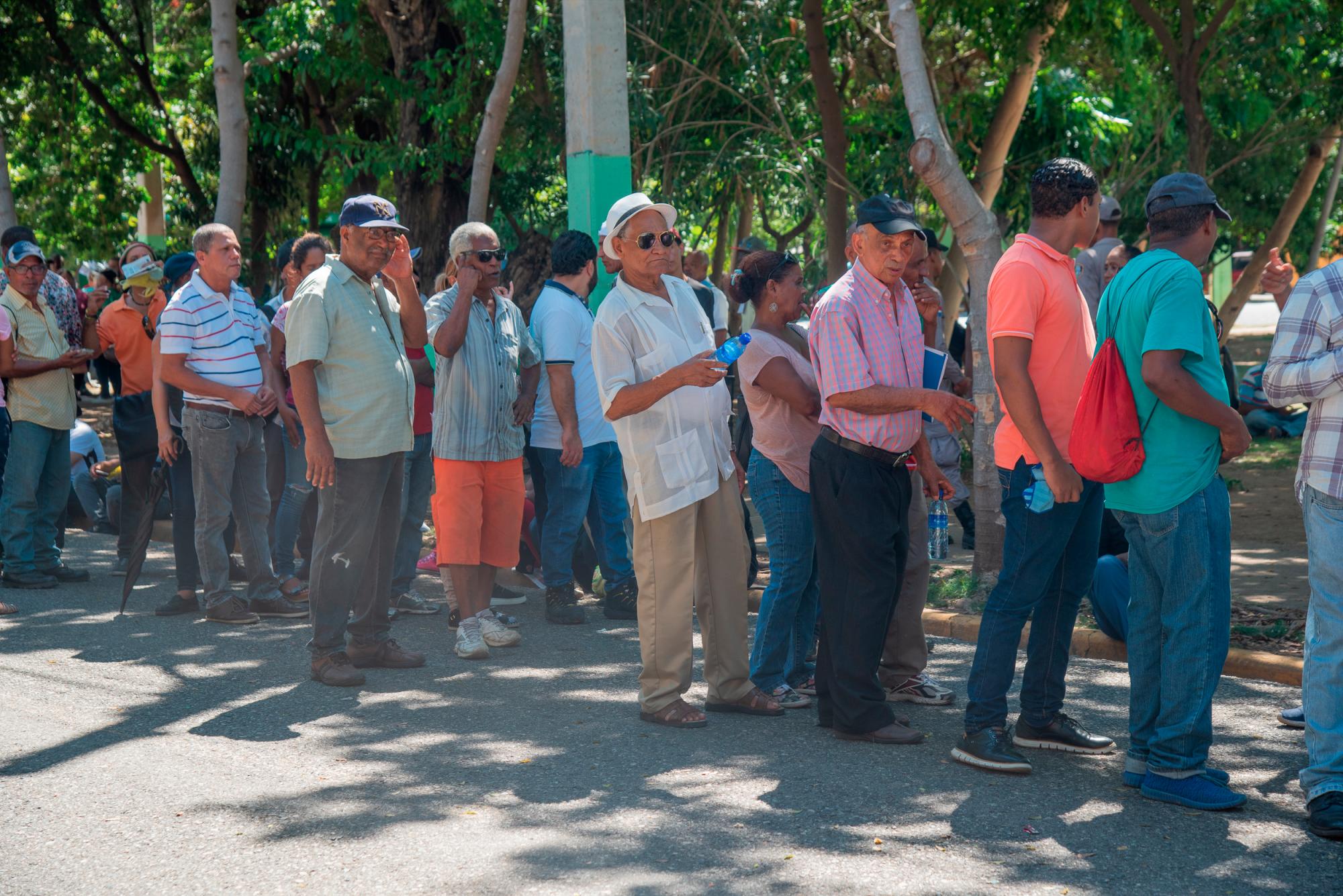 La cola parecía interminable para muchos que asistieron a la jornada médico-militar.