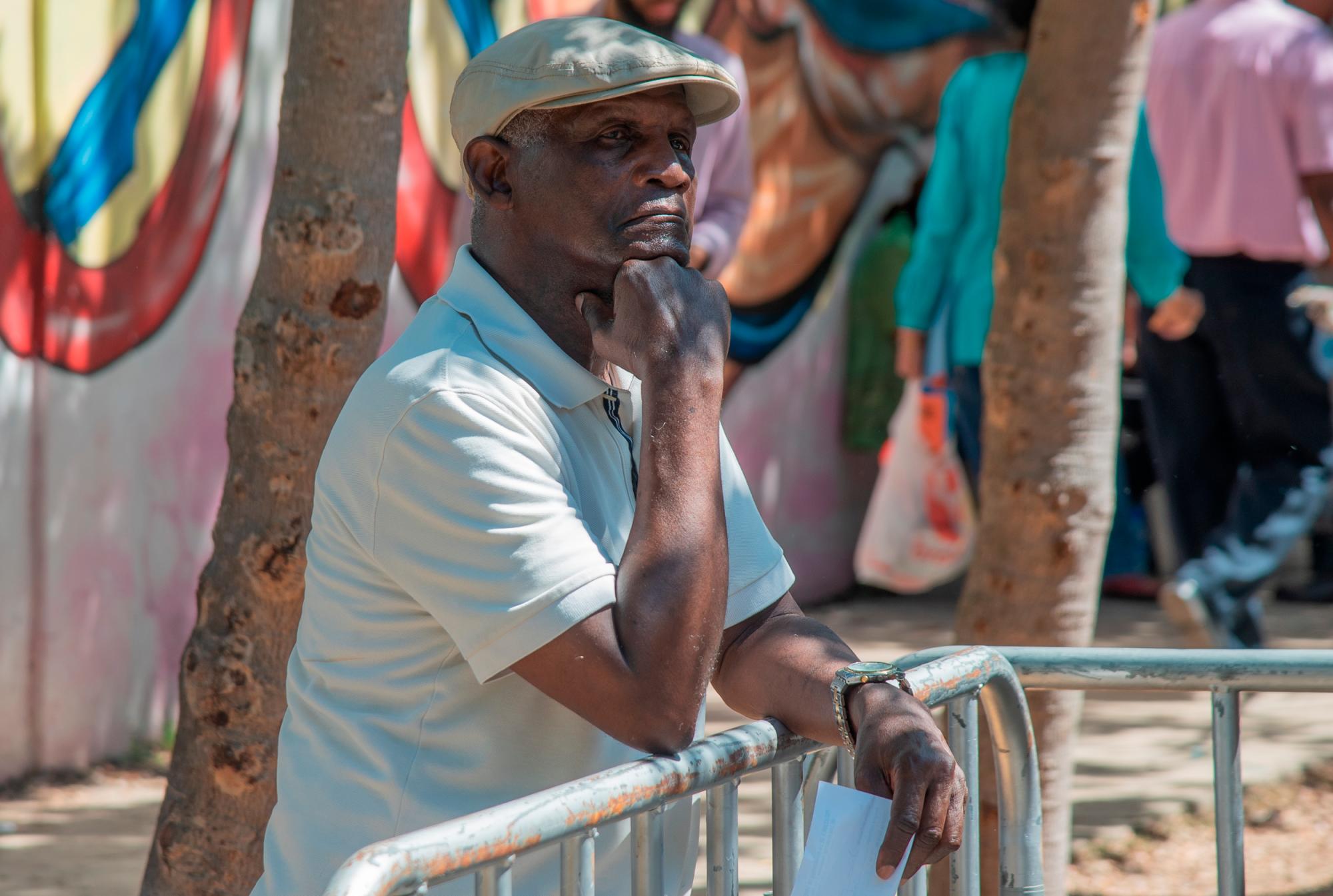 El hombre espera su turno pensativo