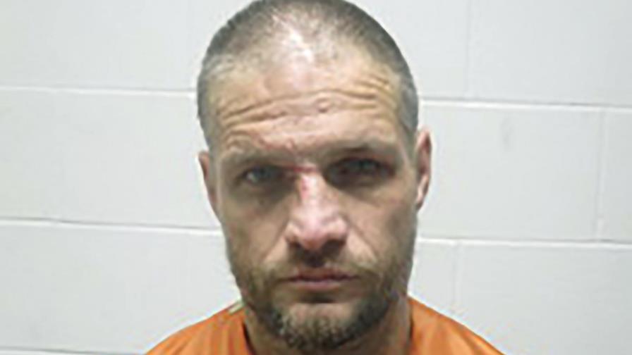 Hombre roba pickup con cabra y pasajero dormido en Missouri