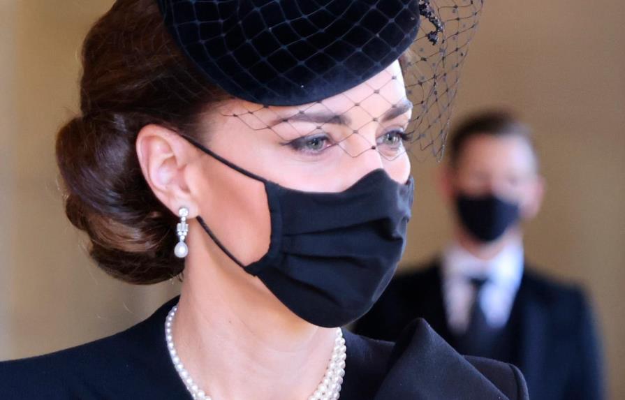 El verdadero valor del collar que llevó Kate Middleton en el funeral del duque