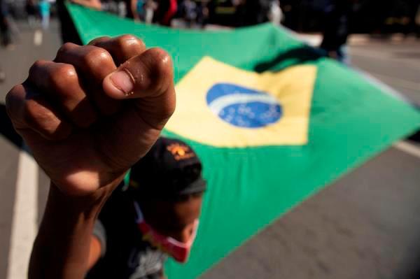 Brasil rectifica últimos números de COVID-19 y aumenta polémica sobre datos