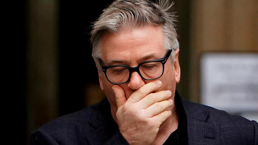 Las primeras declaraciones de Alec Baldwin tras matar accidentalmente a directora de fotografía: “Mi corazón está roto”