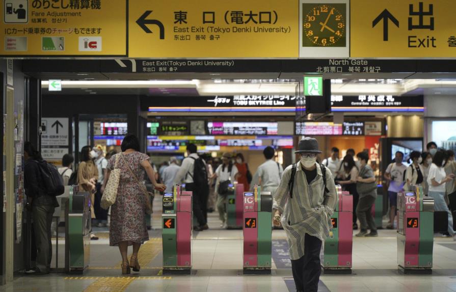 Acuchillan a 10 pasajeros en un tren suburbano en Tokio