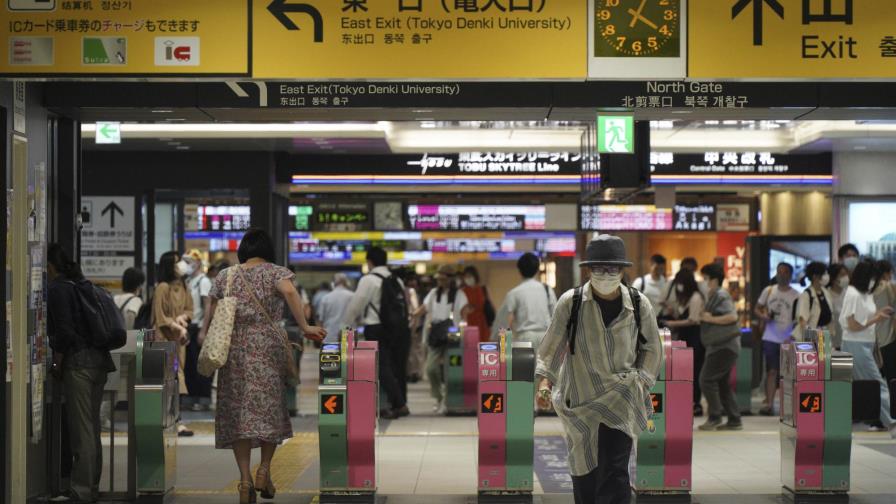 Acuchillan a 10 pasajeros en un tren suburbano en Tokio