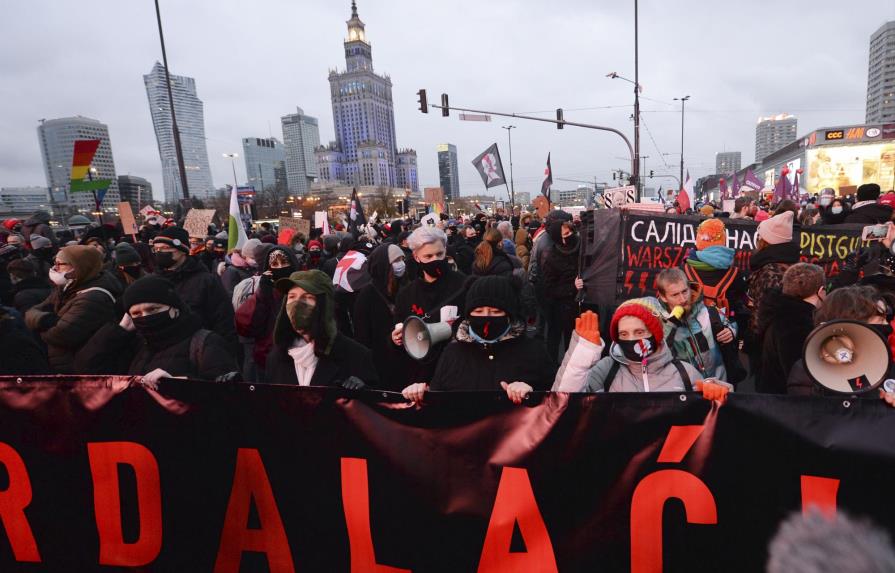 Policías en Polonia bloquean marcha a favor del aborto