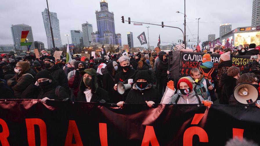 Policías en Polonia bloquean marcha a favor del aborto Policías en Polonia bloquean marcha a favor del aborto