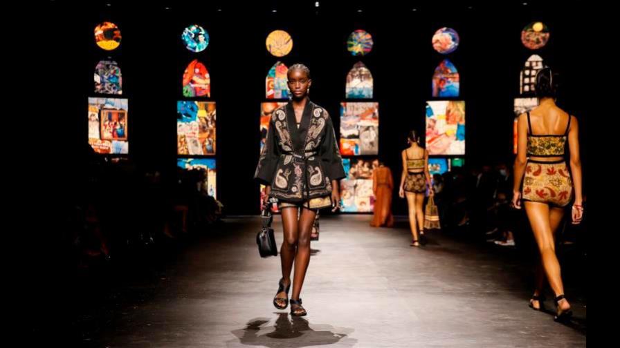 Pasarela de Dior con concepto oriental y feminista Pasarela de Dior con concepto oriental y feminista