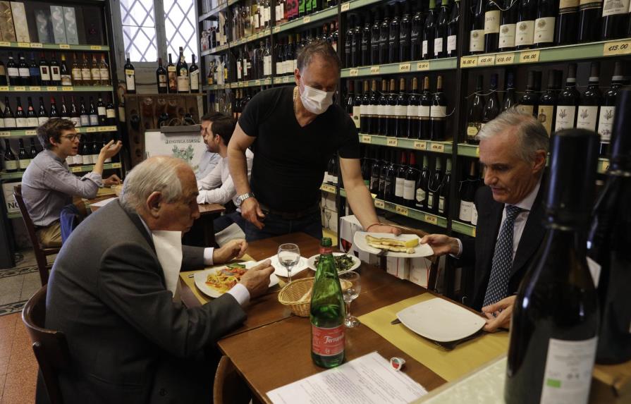 Italia reabre restaurantes para servicio bajo techo