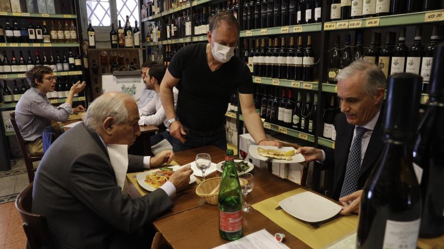Italia reabre restaurantes para servicio bajo techo Italia reabre restaurantes para servicio bajo techo