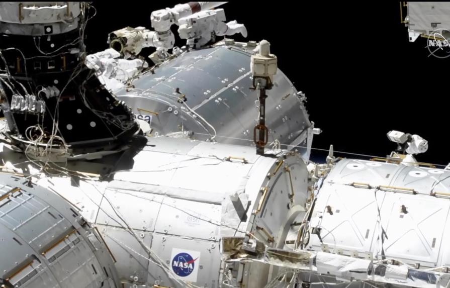 Astronautas actualizan red eléctrica de la estación espacial